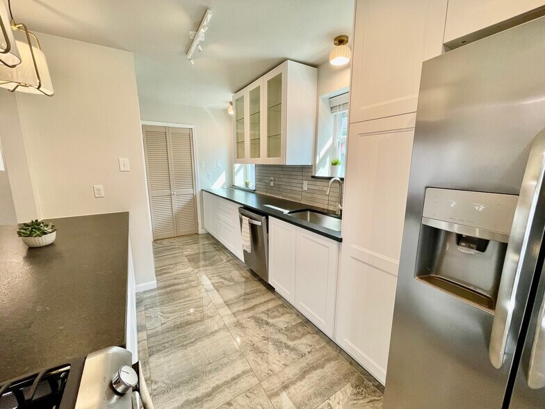 Building Photo - 10654 Sandpiper Ln