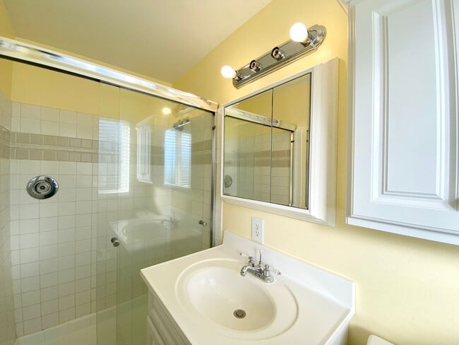 Building Photo - Charming Lake Hills Home in the Heart of Bellevue