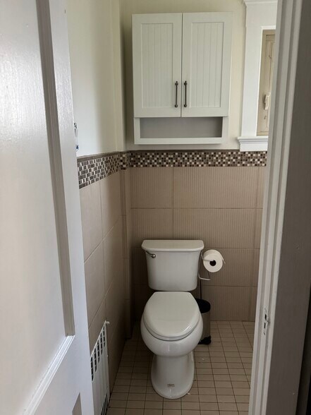 1/2 bath - 201 S Atlantic Ave