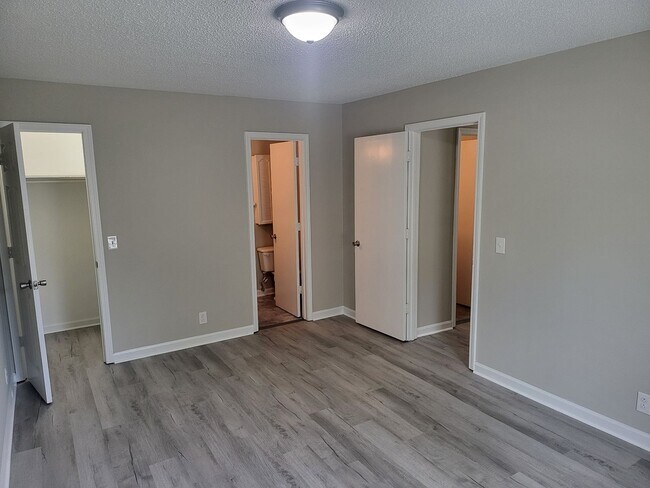 Building Photo - Large three bedroom, one and a half bath t...