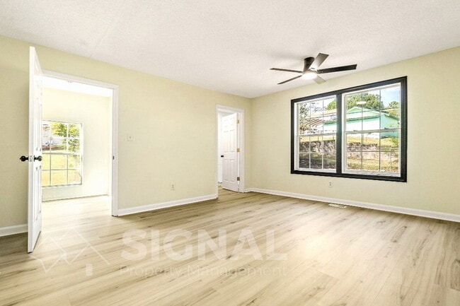 Building Photo - 425 Oak St