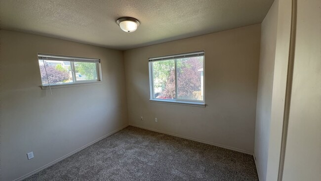 Building Photo - 1398 NE Elk Ct
