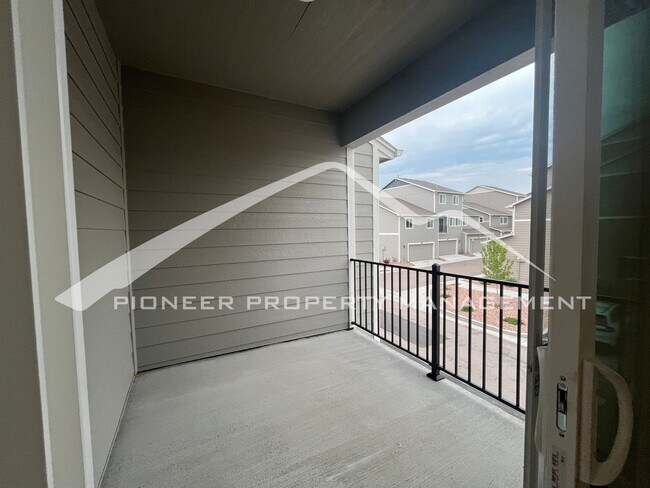 Building Photo - Modern 3-Bed + Office. Multi-Level Townhou...
