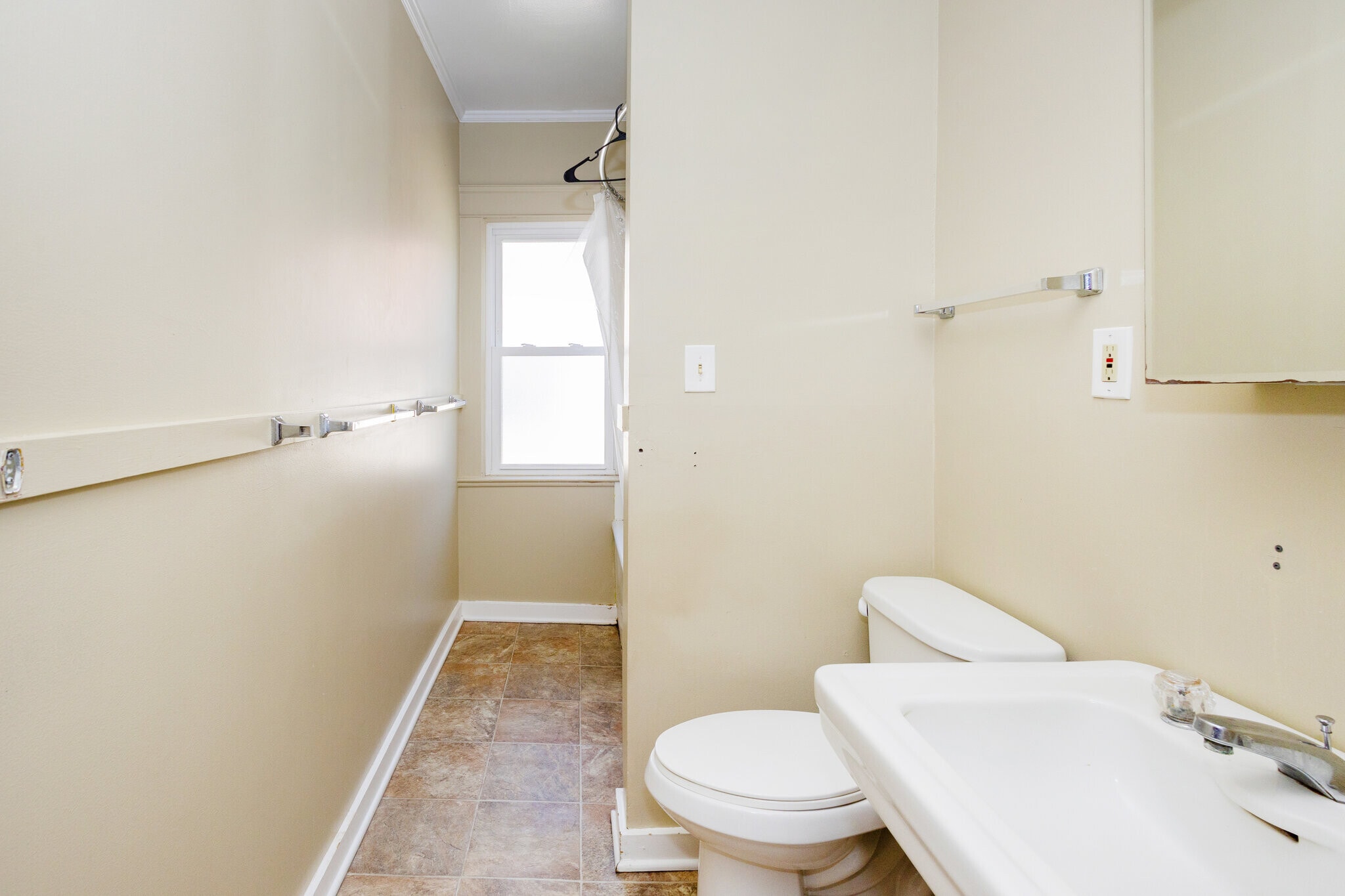 Building Photo - 2656 Hampshire Road