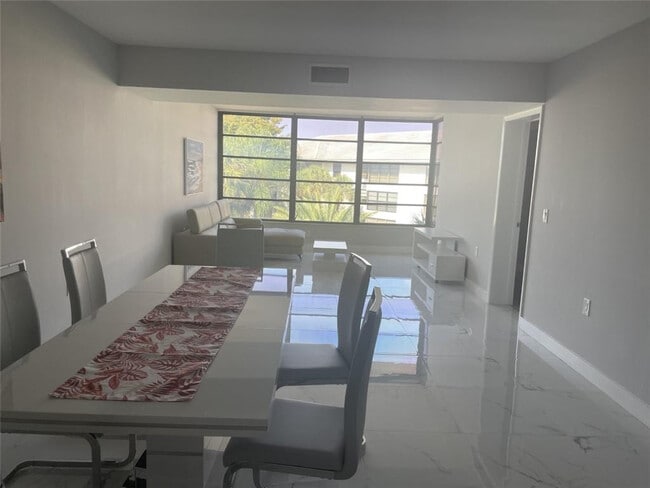 Building Photo - 1721 Whitehall Dr