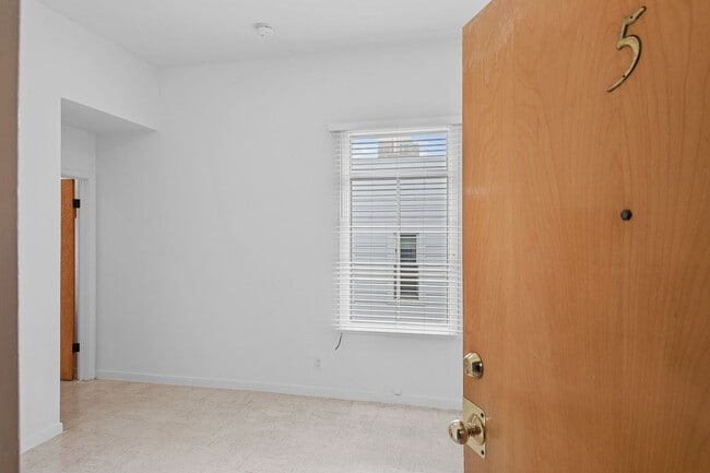 Building Photo - 546 Green St