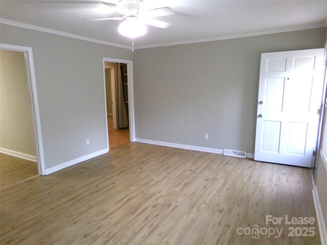 Building Photo - 716 Brown Ave