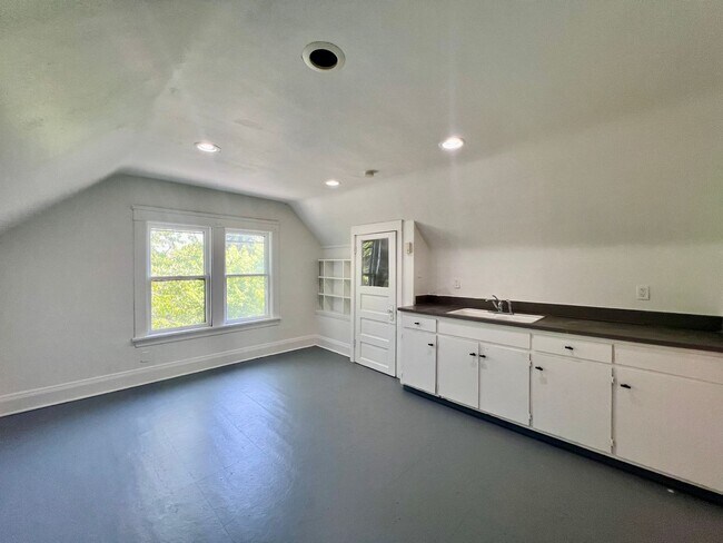 Building Photo - 3305 E Overlook Rd