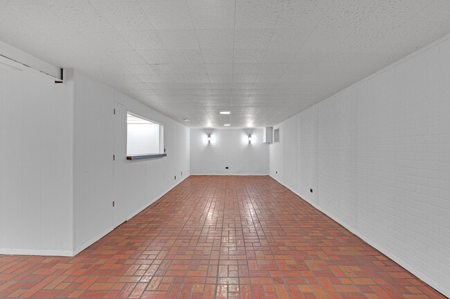 Building Photo - 650 Patricia Ln