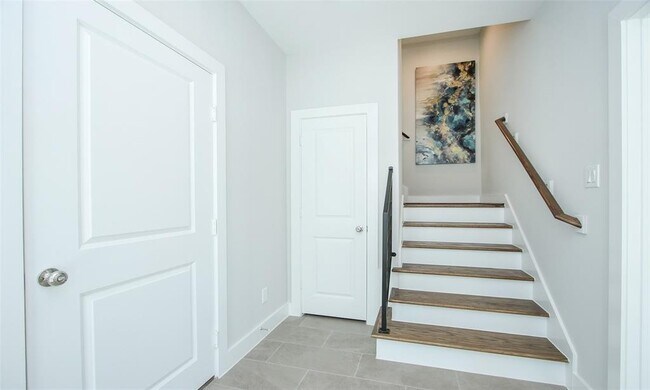 Building Photo - 5903 Val Verde St