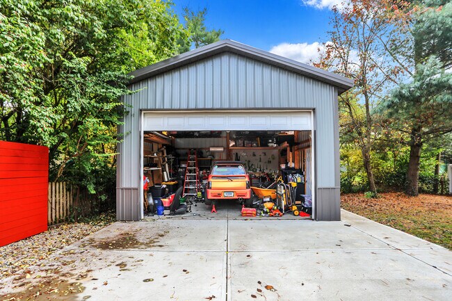 Building Photo - 233 W Westfield Blvd