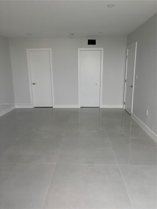 Building Photo - 3675 N Country Club Dr