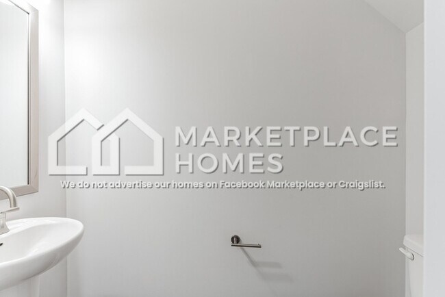 Building Photo - 3719 Oakwood Rd