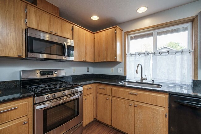 Building Photo - 3 Bedroom 2.5 Bath with workshop and fence...