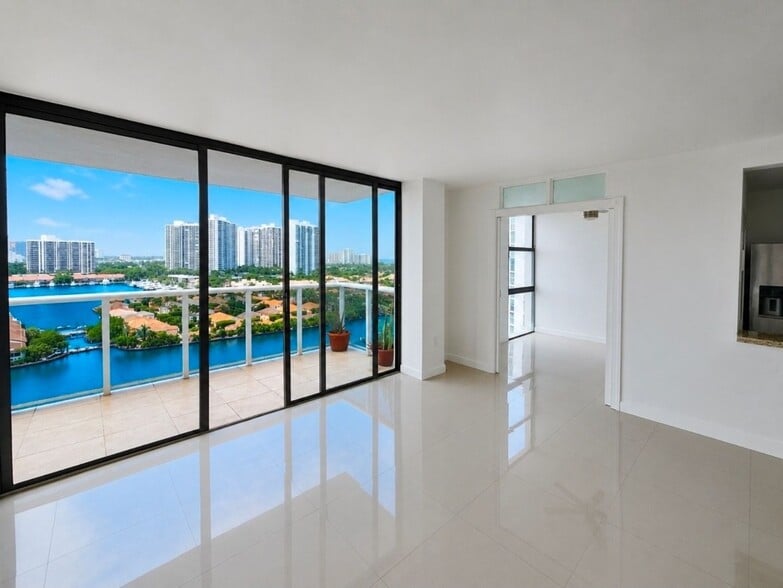 Building Photo - 3675 N Country Club Dr