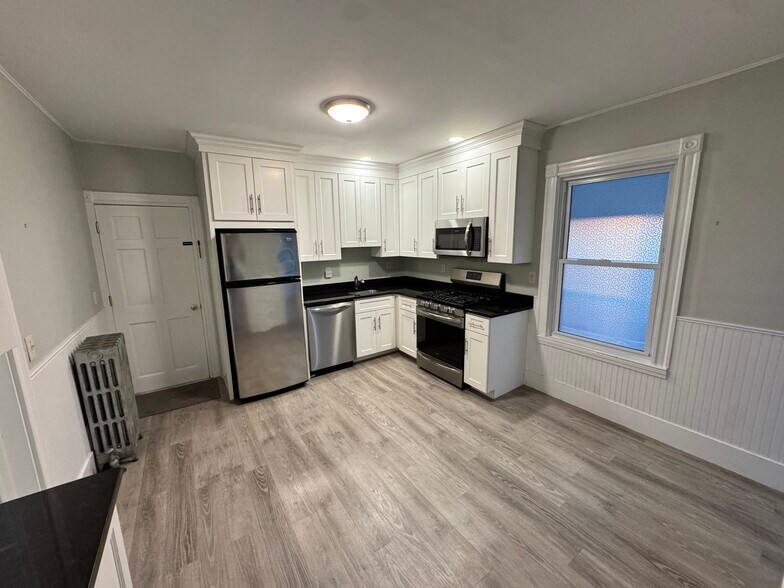 Building Photo - 10 Crescent Hl