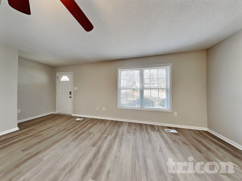 Building Photo - 3008 Brittany Dr