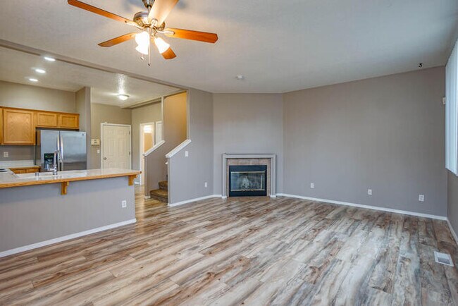 Building Photo - THREE BEDROOM TOWNHOME IN HAZEL DELL