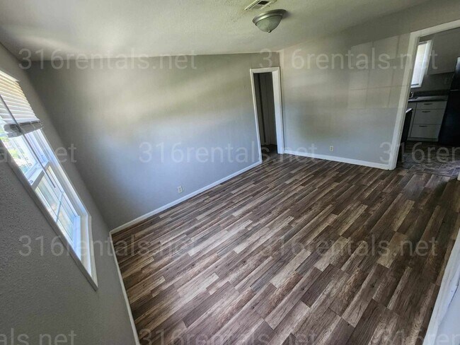 Building Photo - $949 - 3 bedroom / 1 bathroom - Single Fam...