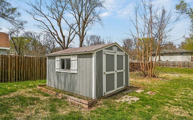 Building Photo - 3 BR/1BA | Newly Renovated Single Family Home | Great backyard| In Blue Springs!