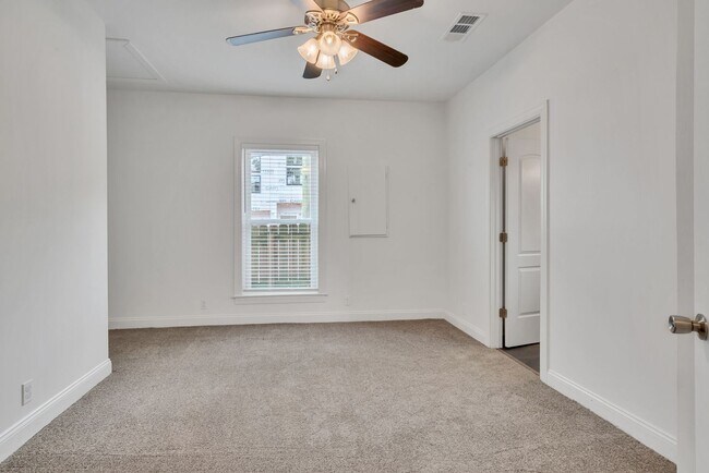 Building Photo - Remodeled house in great location in East Nashville