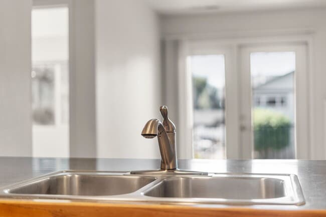 Building Photo - Upstairs 1-bedroom, 1-bath Apartment in an...