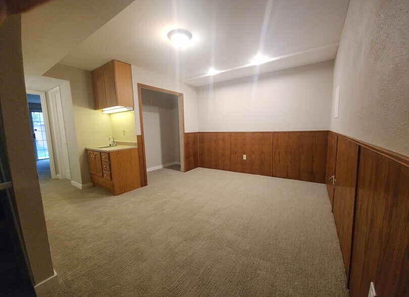 Basement Rec Room w/ wet bar area - 415 Pheasant Run