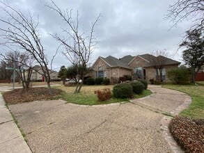 Building Photo - 200 Hawthorne Dr