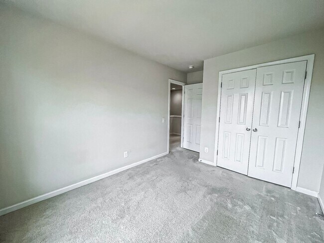 Building Photo - Beautiful and Spacious 3 Bed 2/2 Bath Bric...