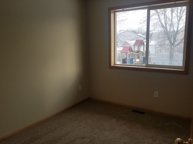 Building Photo - 5 Bedroom Multi-Level