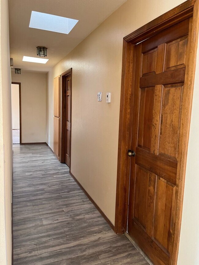 Building Photo - Move In Ready Near UNM and Nob Hill!! This won't last long!
