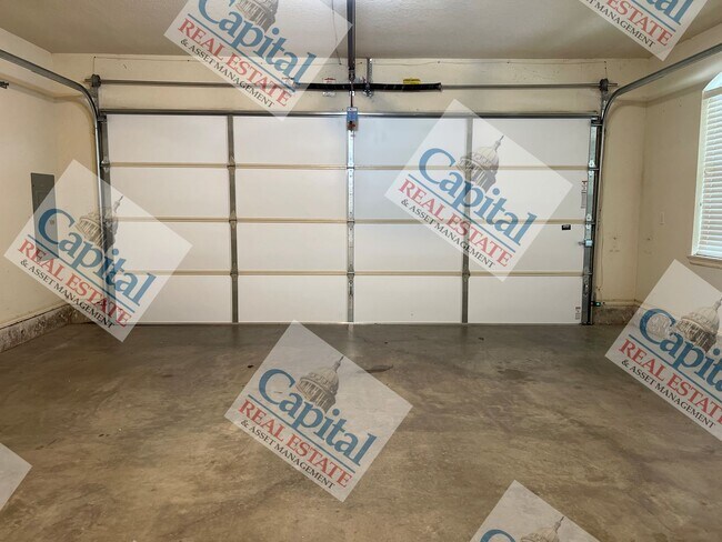 Building Photo - Beautiful 3 Bedroom W/ Move In Special