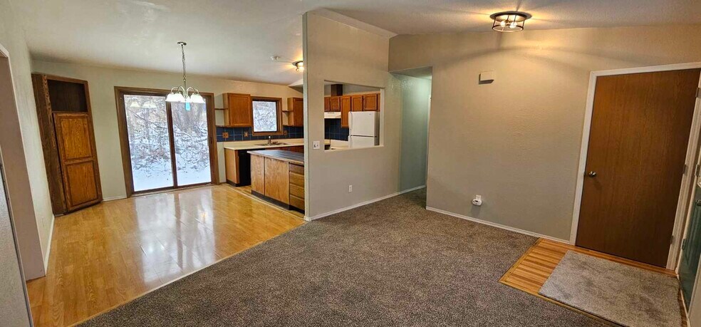 Open floor entry, living room and kitchen - 1352 N Pioneer Peak Dr