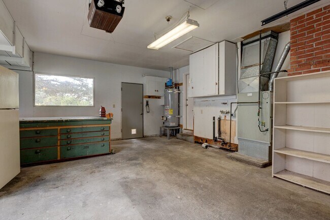 Building Photo - 3 Bedroom Single Story House w/Large Fence...