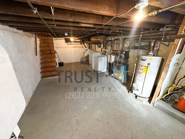 Building Photo - 1867 E Wensley St