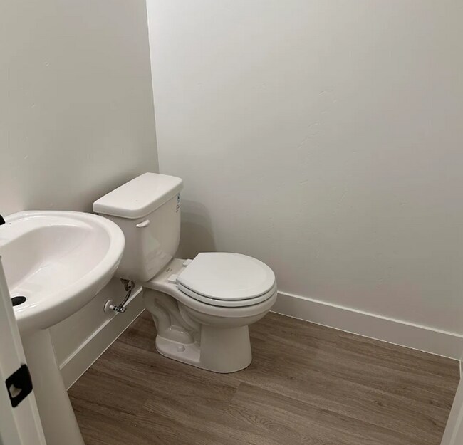 Building Photo - Beautiful, Modern 3 Bedroom Townhome! Dog Friendly!