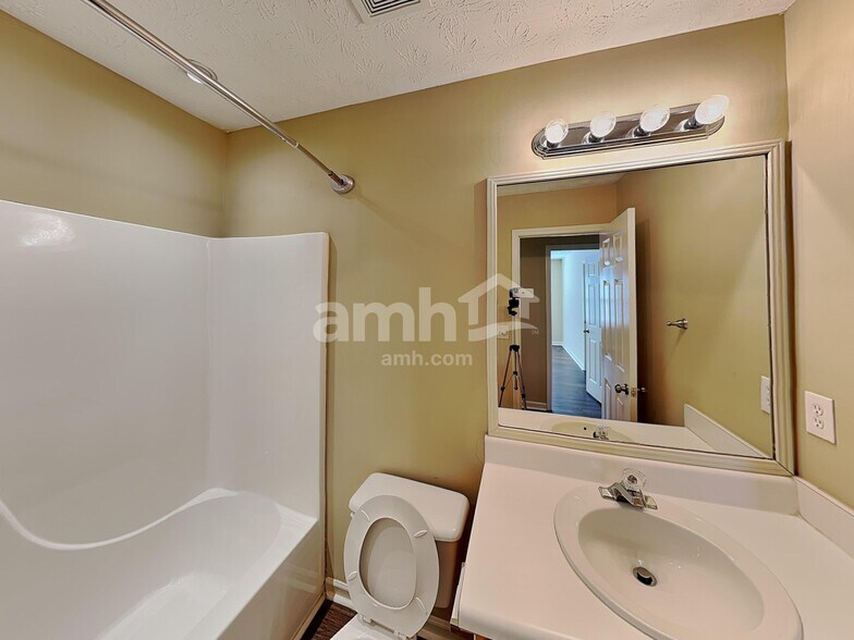 Building Photo - 2207 Lazy Days Rd