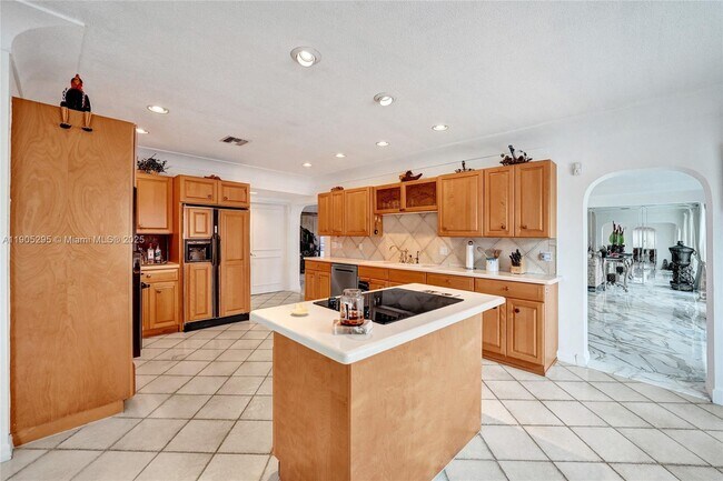 Building Photo - 2889 NE 35th St