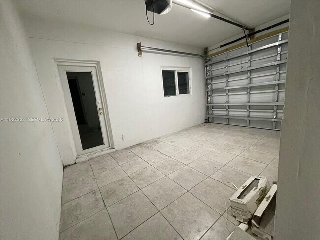 Building Photo - 4536 SW 24th Ave