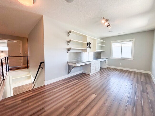 Building Photo - Luxury 5-Bedroom Rental with Pool, Finishe...