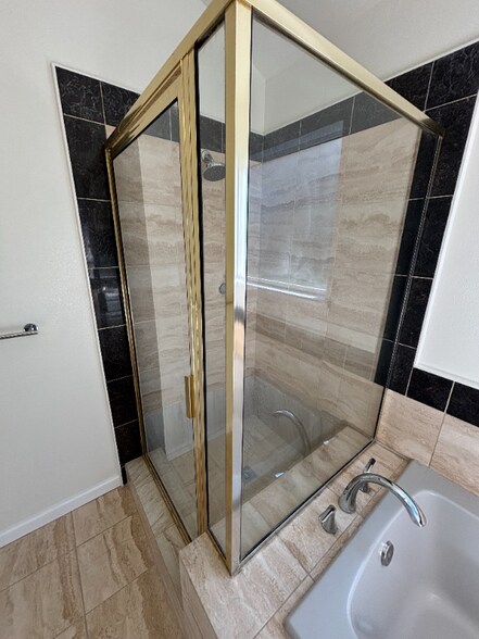 Building Photo - 242 N San Pedro Rd