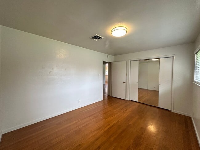 Building Photo - Great Location near McKinley Park!