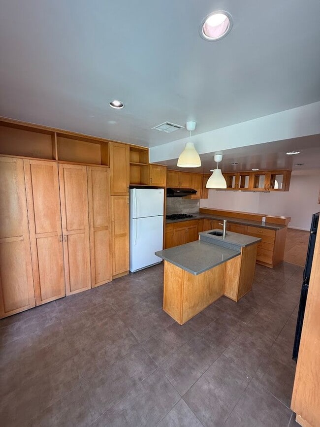 Building Photo - Gorgeous 3 Bedroom, 2 Bathroom, Granada Hi...
