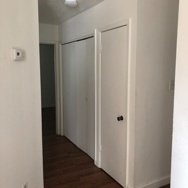 Building Photo - CUTE TWO BEDROOM ONE BATH DUPLEX ON SHUTTLE ROUTE