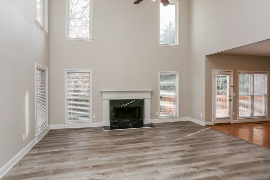 Building Photo - 870 Yankton Dr SW