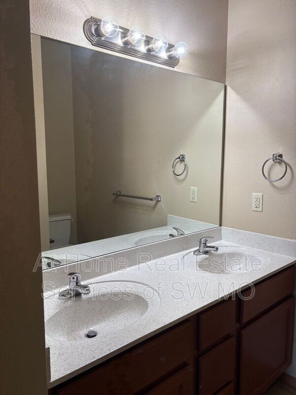 Building Photo - 616 S Rilynn