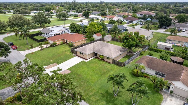 Building Photo - ** GOLDEN GATE CITY ** 3 BED + DEN / 2 BAT...