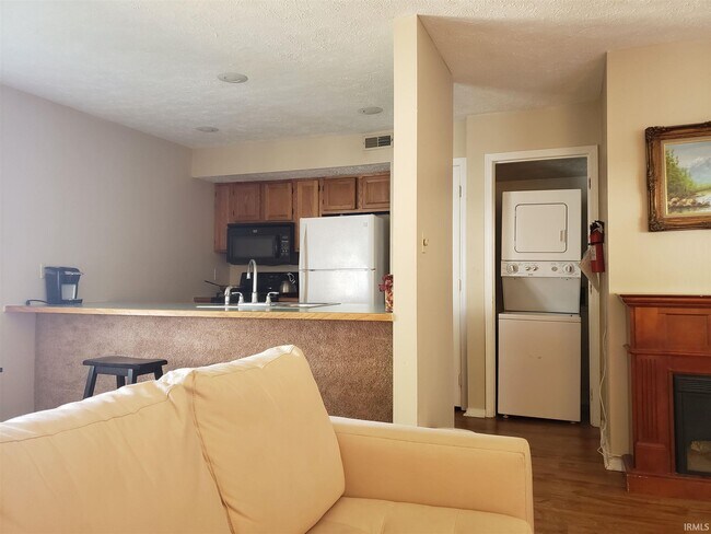 Building Photo - 1204 S College Mall Rd