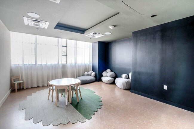 Building Photo - 601 NE 1st Ave