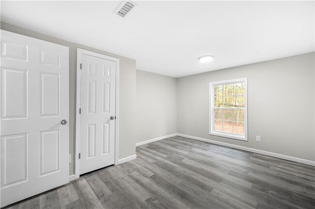 Building Photo - 5955 Kemp Dr